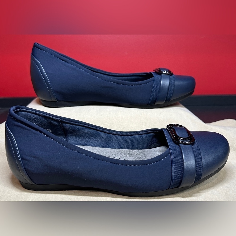 Baretraps Navy Round Toe Fabric Flats Women’s Size 7.5M with Memory Foam Insoles
